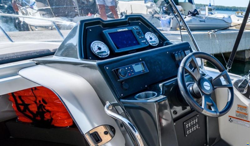 Quicksilver Activ 755 Sundeck