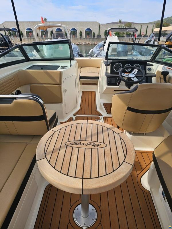 Sea Ray 210 SPX