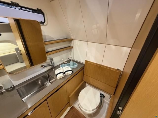 Aiata Wayfinder 38 Cabin