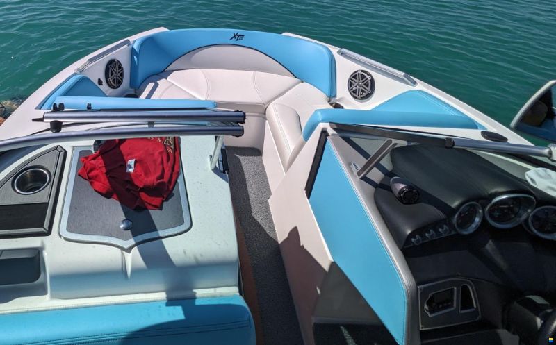 MasterCraft XT20 | 2017 | White & Blue falkes