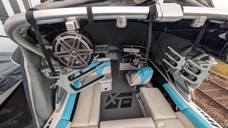 MasterCraft XT20 | 2017 | White & Blue falkes