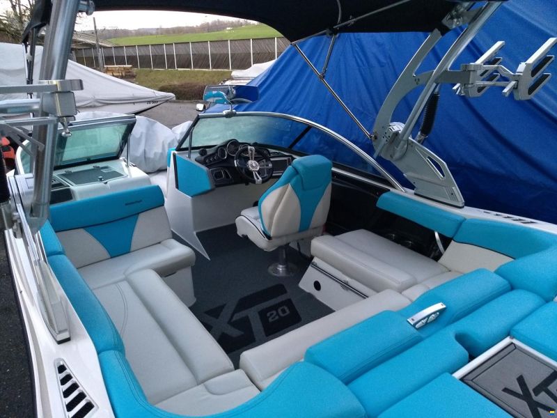 MasterCraft XT20 | 2017 | White & Blue falkes