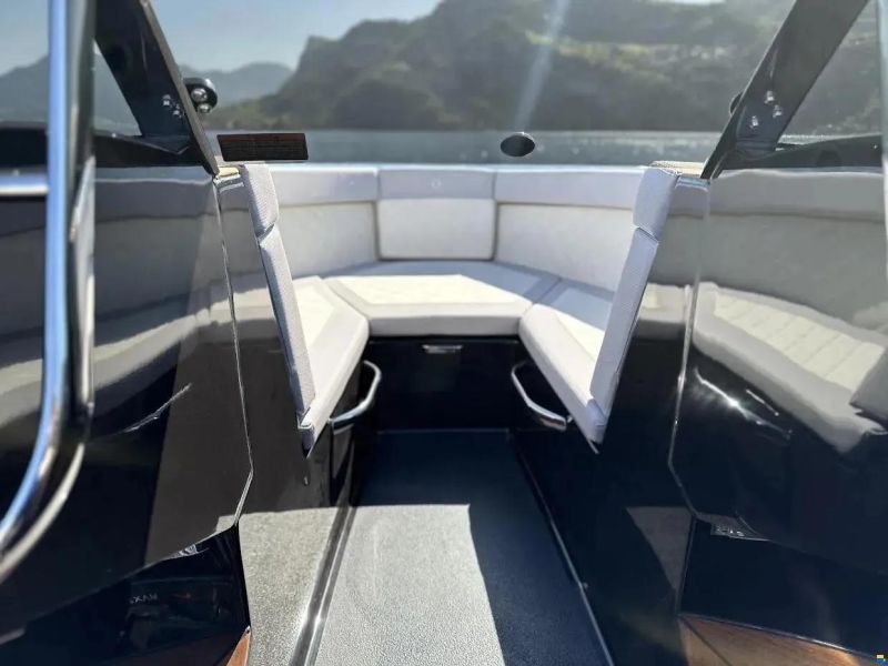 VTS Boats Flying Shark 5.7 Black Capri