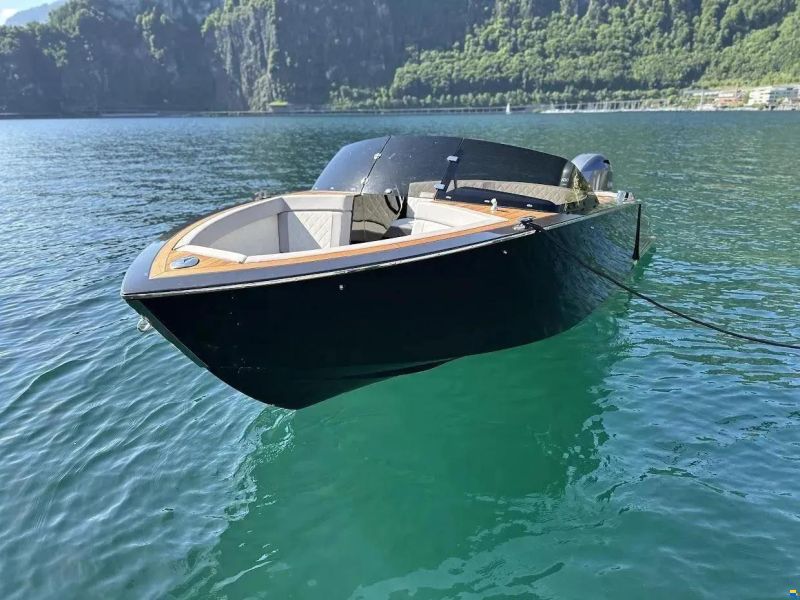 VTS Boats Flying Shark 5.7 Black Capri