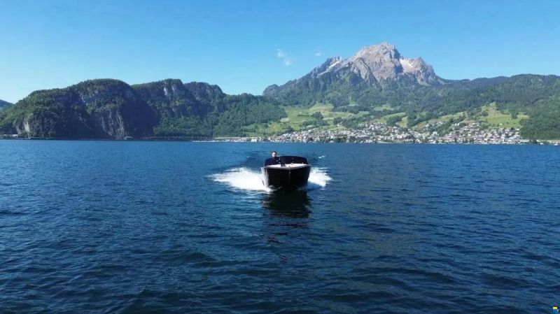 VTS Boats Flying Shark 5.7 Black Capri