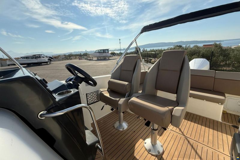 Quicksilver ACTIV 755 SUNDECK