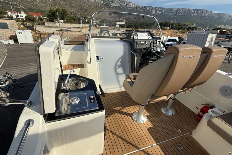 Quicksilver ACTIV 755 SUNDECK