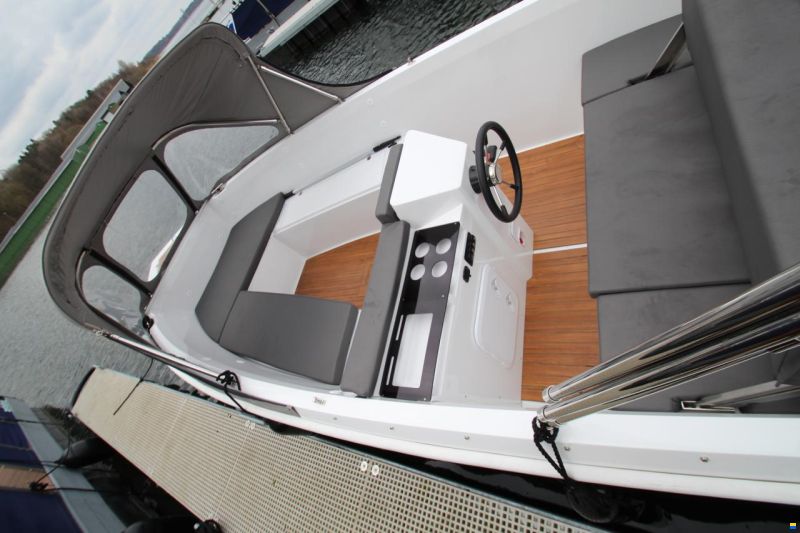 Alonsea Boats 560 mit Konsole Trailer vorhanden