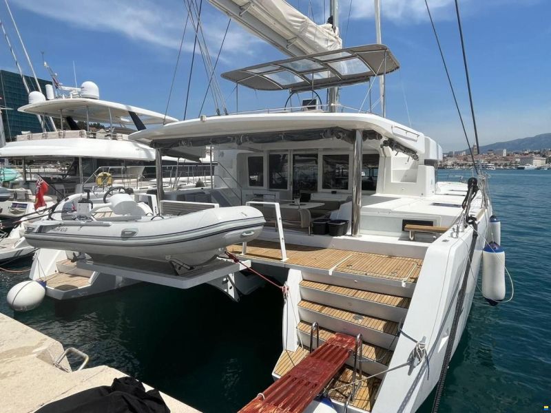 Lagoon 52