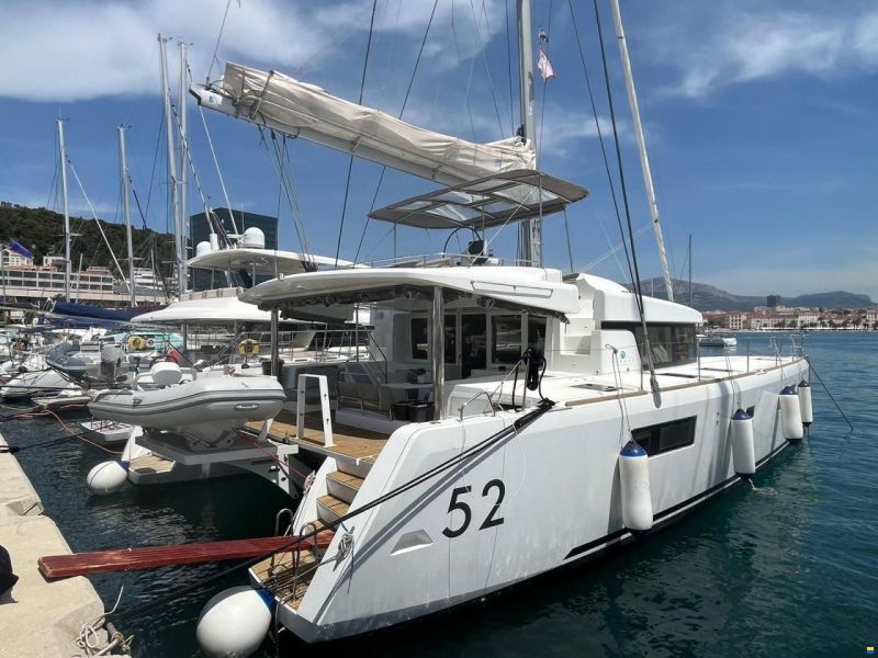 Lagoon 52