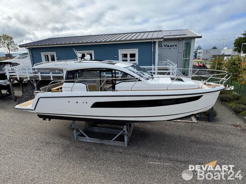 Sealine C335