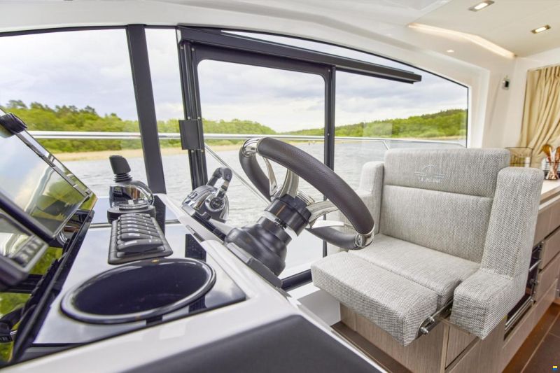 Sealine C335