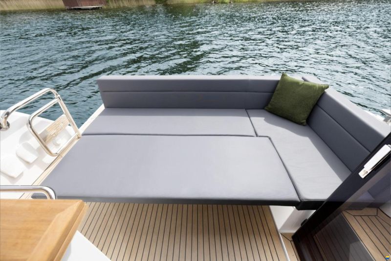 Sealine C335