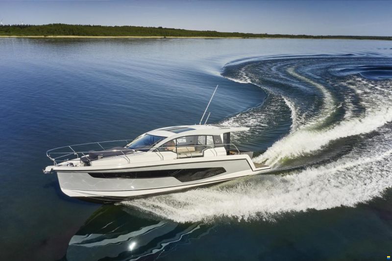 Sealine C335