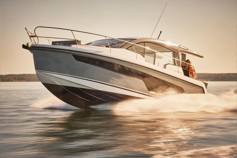 Sealine C335