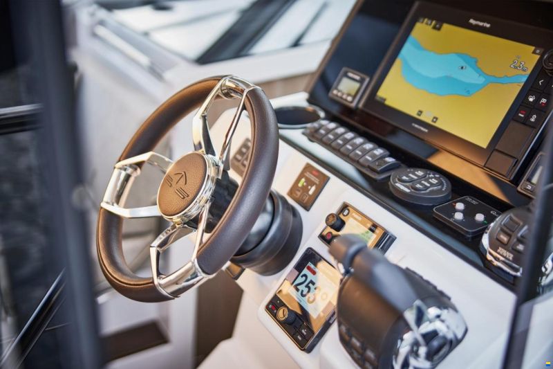 Sealine C335
