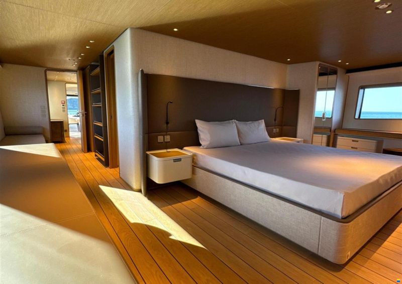 Ferretti Custom Line Navetta 38m
