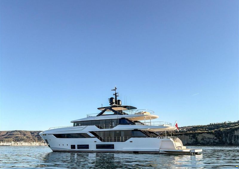 Ferretti Custom Line Navetta 38m