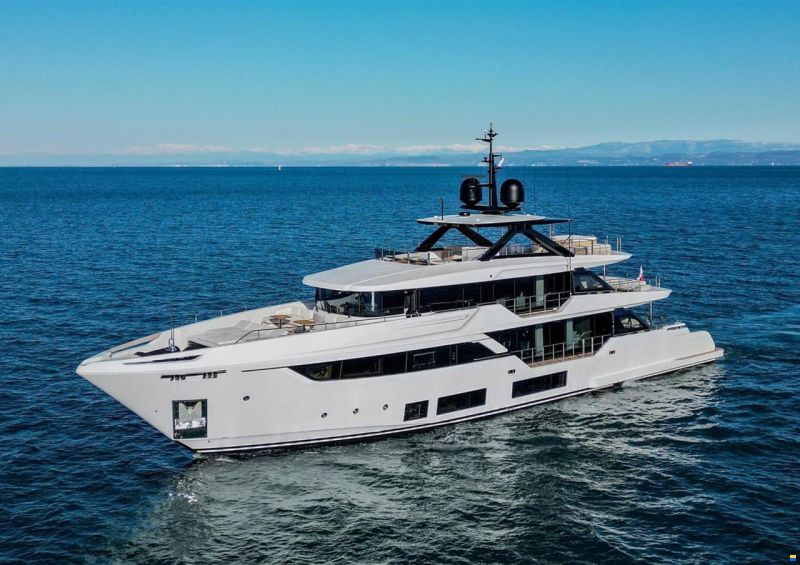 Ferretti Custom Line Navetta 38m