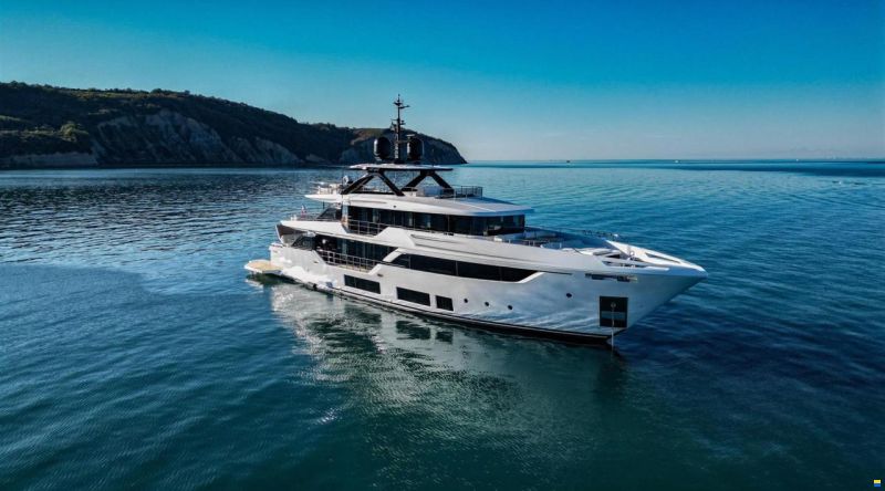 Ferretti Custom Line Navetta 38m