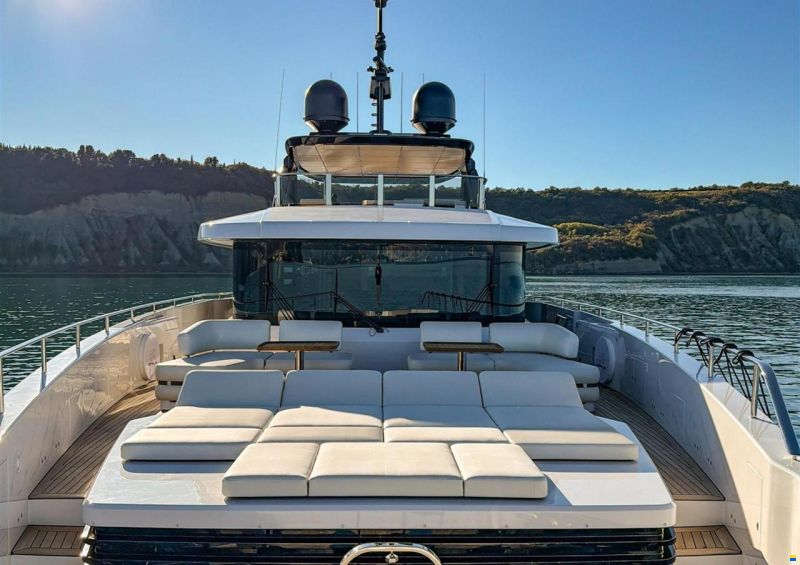 Ferretti Custom Line Navetta 38m
