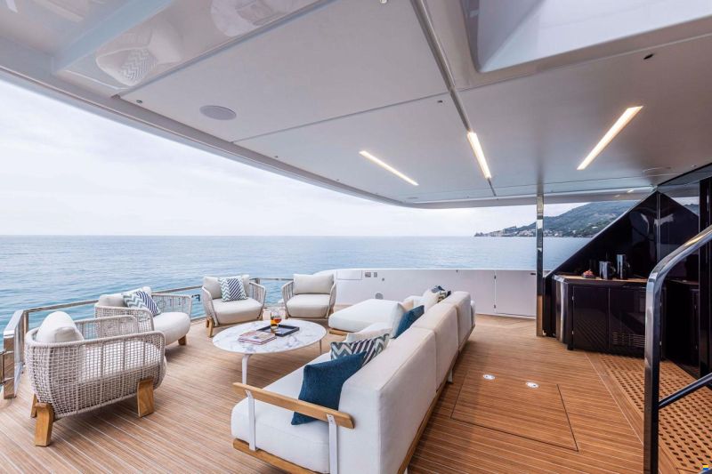 Ferretti Infynito 90