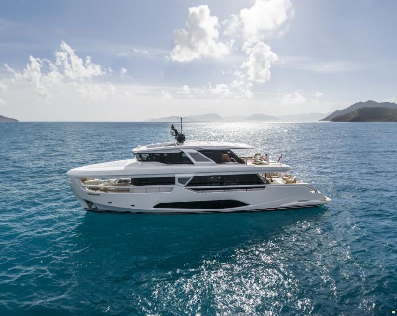 Ferretti Infynito 90