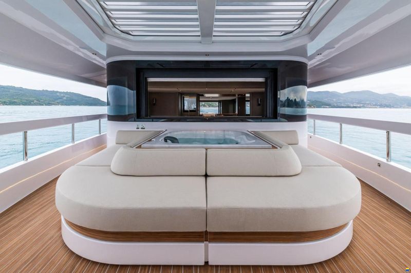 Ferretti Infynito 90