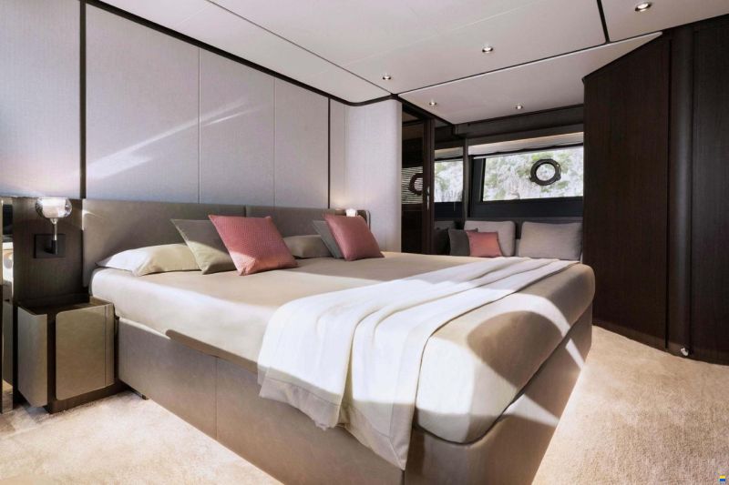 Ferretti 860