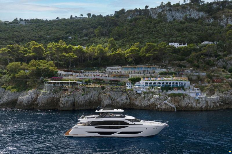 Ferretti 860