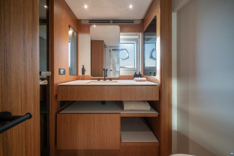 Ferretti 670