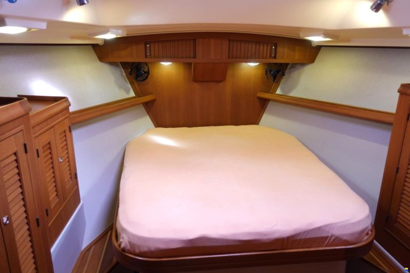 Island Packet 485