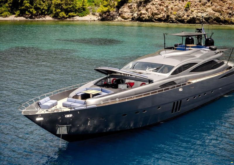 Pershing 115