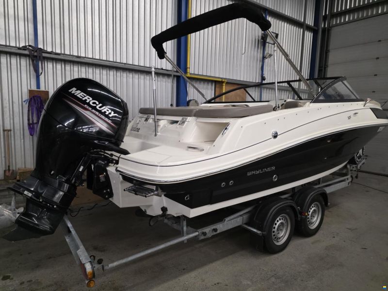 Bayliner VR5 cuddy