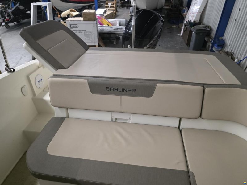 Bayliner VR5 cuddy