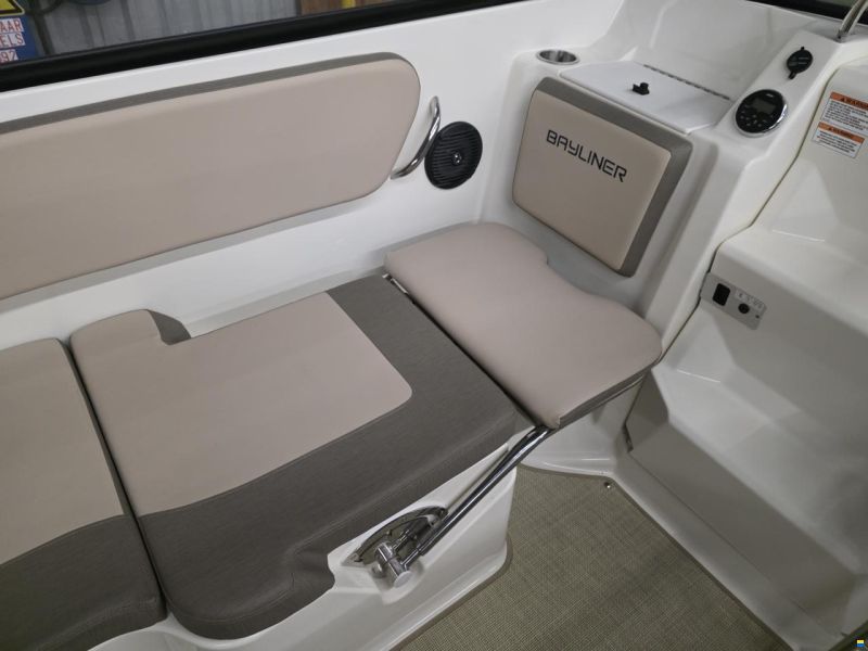 Bayliner VR5 cuddy
