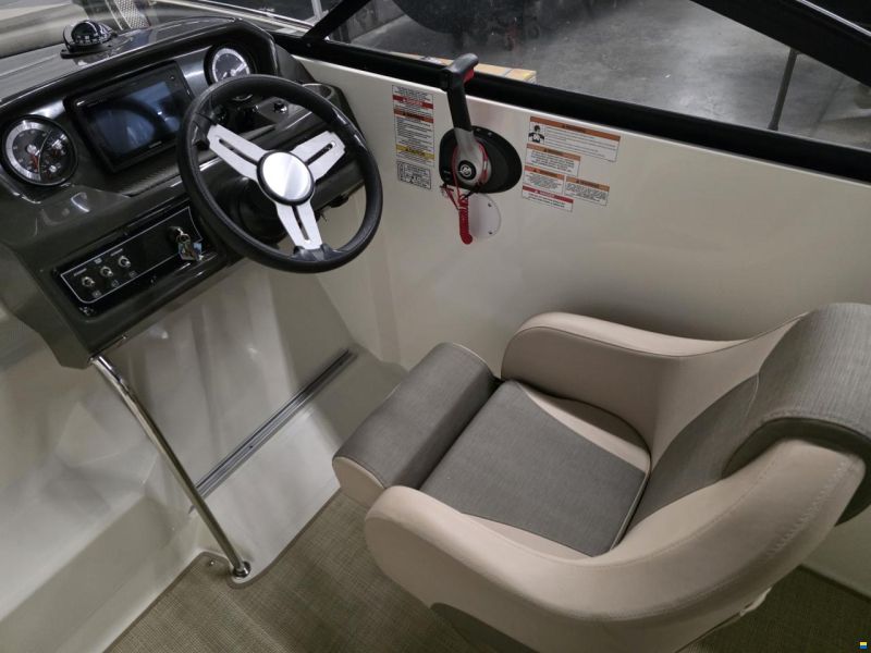 Bayliner VR5 cuddy