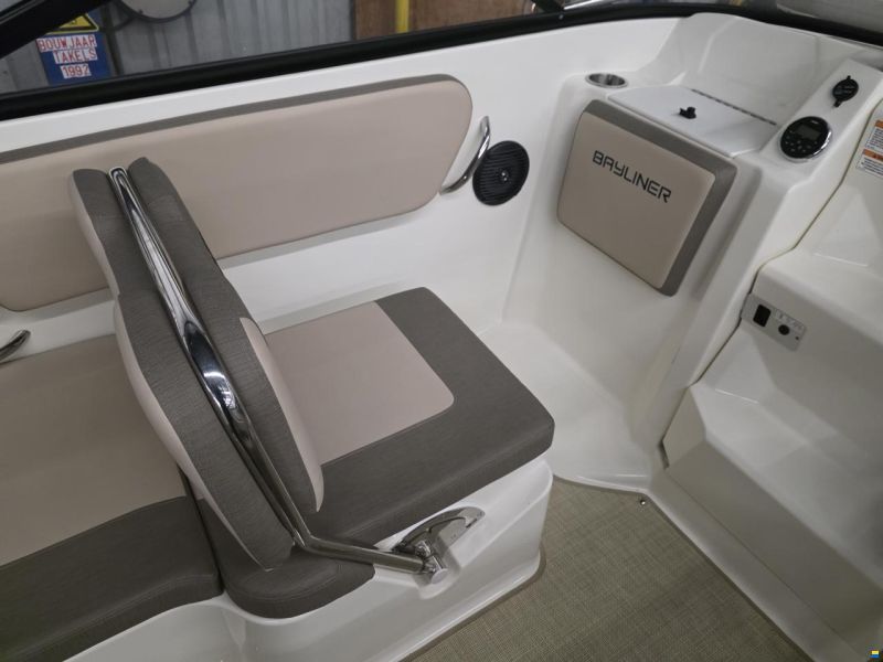 Bayliner VR5 cuddy