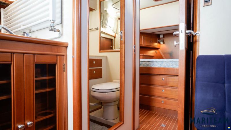 Grand Banks Eastbay 38 HX