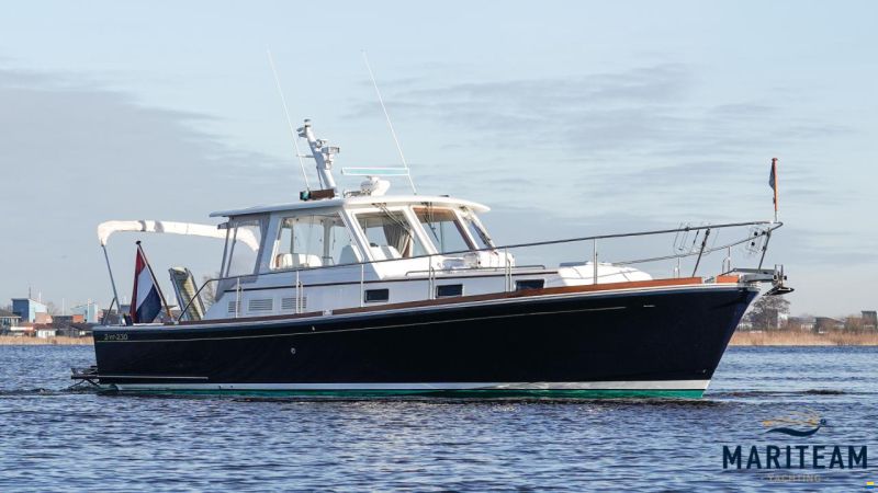 Grand Banks Eastbay 38 HX