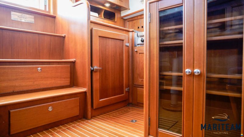 Grand Banks Eastbay 38 HX