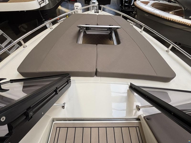 Maxima 800 Cabin
