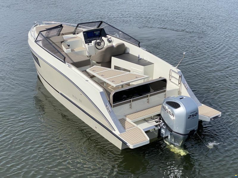 Maxima 800 Cabin