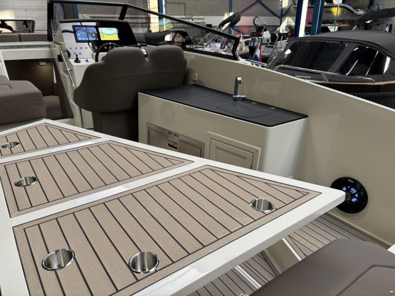 Maxima 800 Cabin