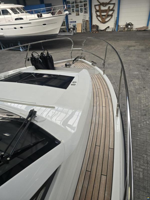 Sealine C330