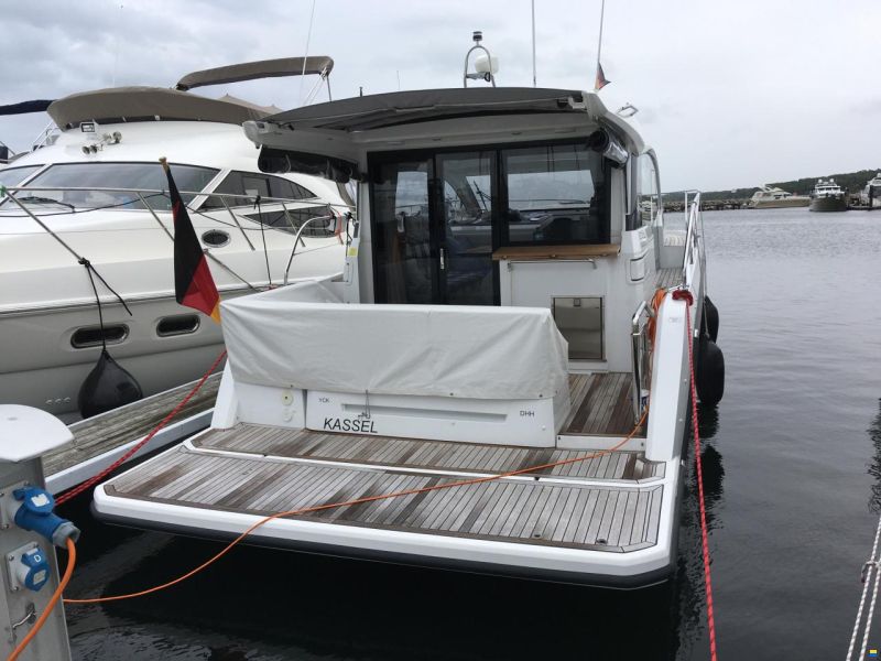 Sealine C330