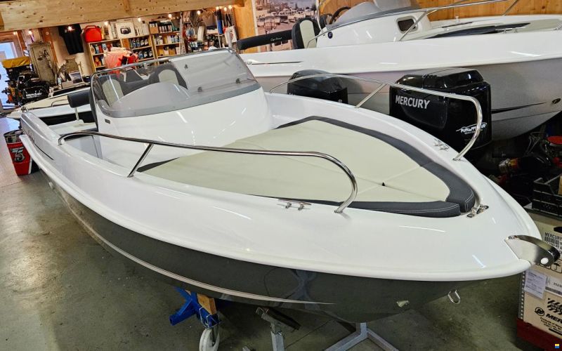 B2 Marine Cap Ferret 552 Sun Deck