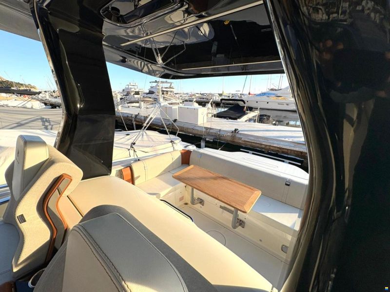 Invictus 320 GT