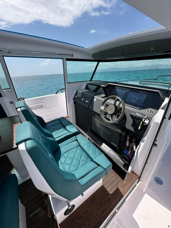 Axopar 37 Cross Cabin