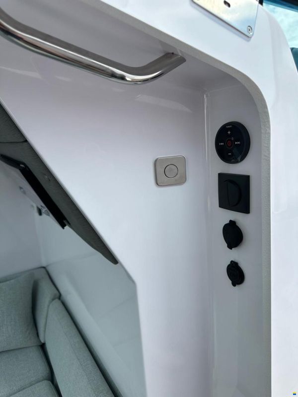 Axopar 37 Cross Cabin